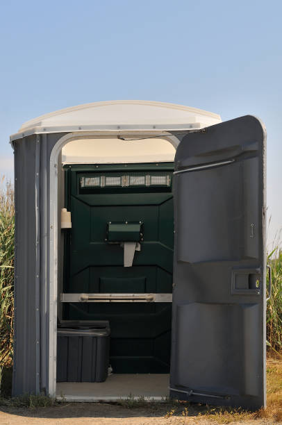 Best Porta potty delivery and setup  in St Clair, MI